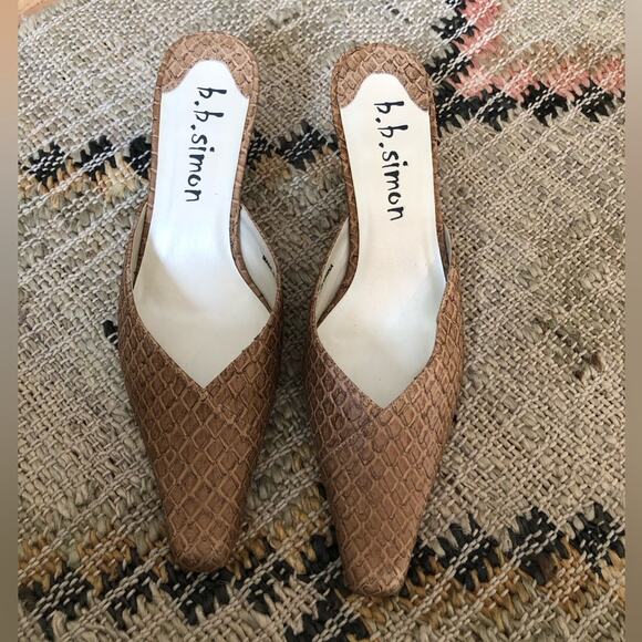 B.B. Simon Nude Crocodile Print Pointed Kitten Heel - Picture 2 of 5